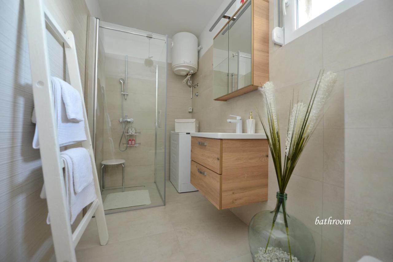 Apartman Lola *